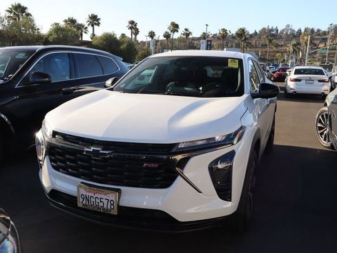 Used 2024 Chevrolet Trax RS FWD image 2