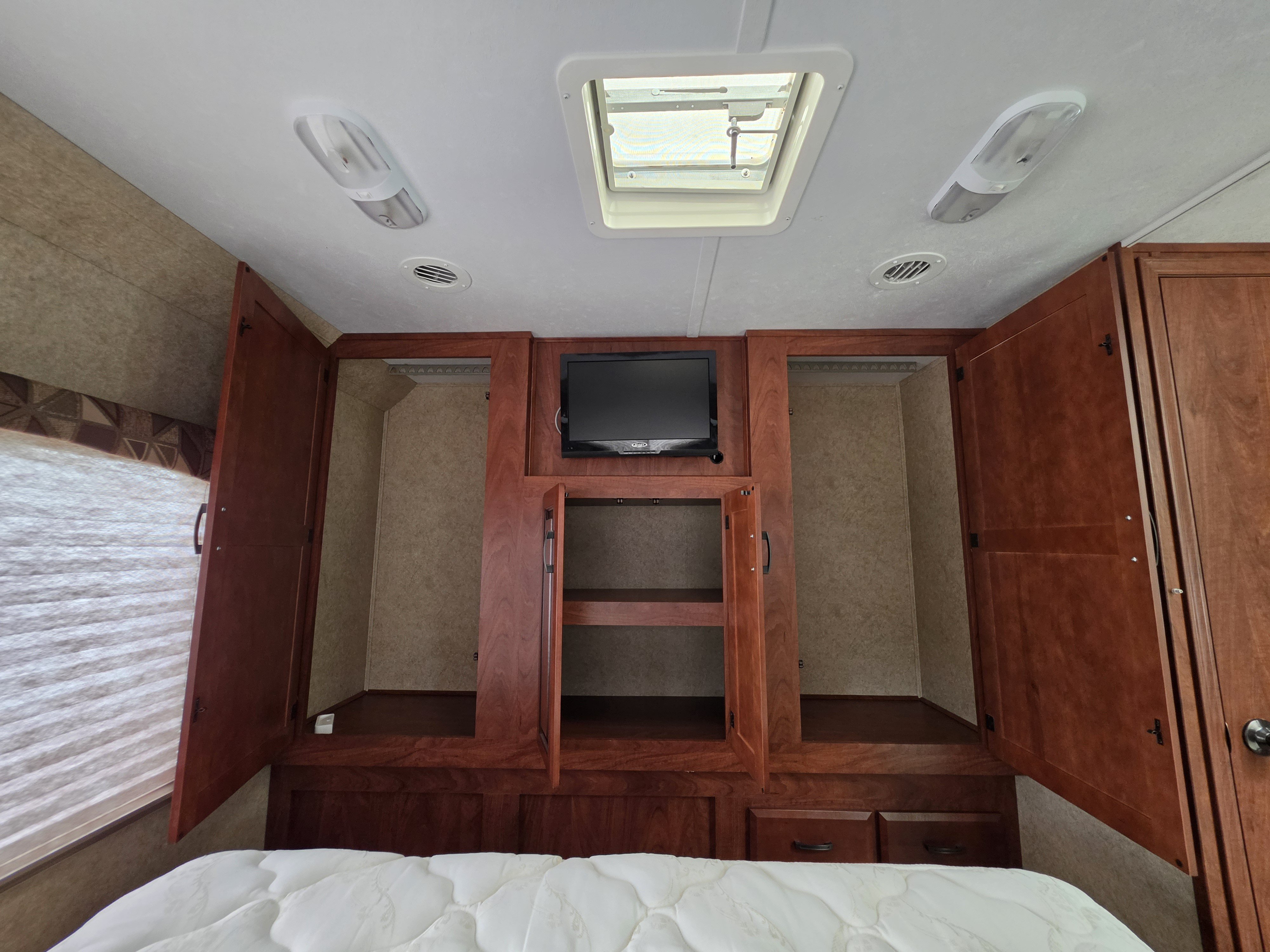 Used 2012 Ford E-450 and Econoline 450 Super Duty w/ Motorhome Prep Pkg RWD image 59