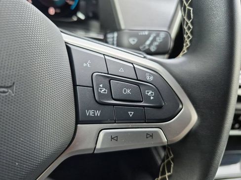 Used 2025 Volkswagen Atlas Cross Sport SE FWD image 21