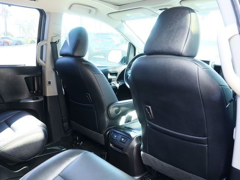 Used 2017 Toyota Sienna SE Premium image 30