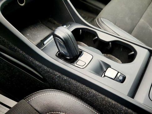 Used 2020 Volvo XC40 T5 Momentum image 16