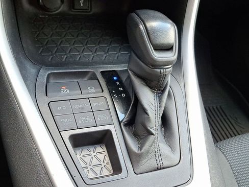 Used 2022 Toyota RAV4 LE AWD/4WD image 16