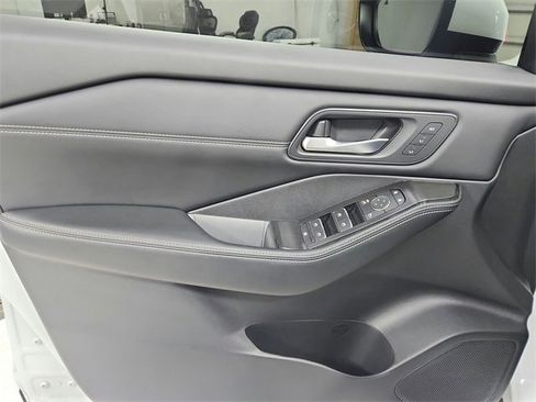 Used 2025 Nissan Rogue SL w/ SL Premium Package image 31