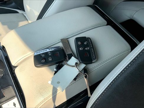 Used 2020 Land Rover Range Rover Velar R-Dynamic S AWD/4WD image 13