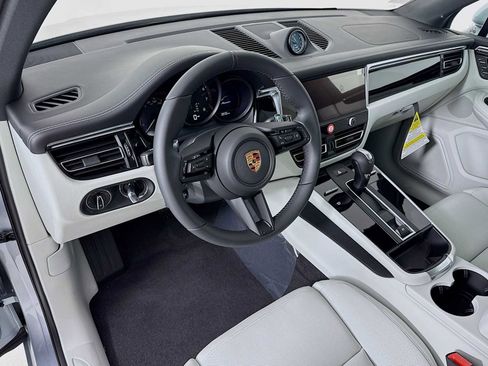 New 2026 Porsche Macan image 4