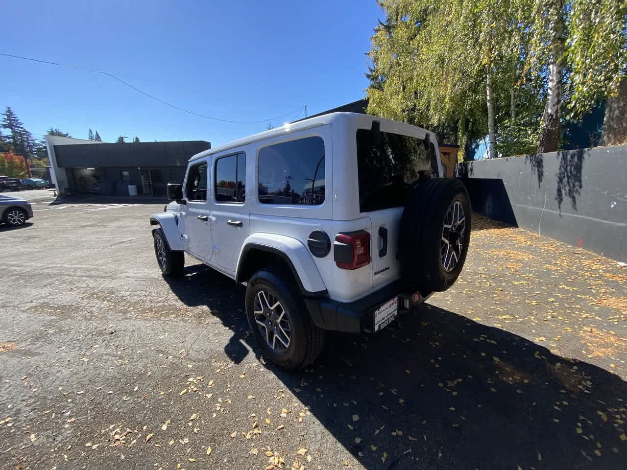 Used 2025 Jeep Wrangler Unlimited Sahara AWD/4WD image 4