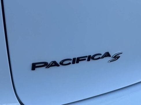 Used 2024 Chrysler Pacifica Premium image 10