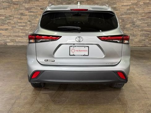 Used 2021 Toyota Highlander XLE AWD/4WD image 7