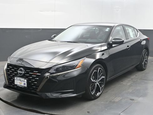 Used 2024 Nissan Altima 2.5 SR FWD image 3