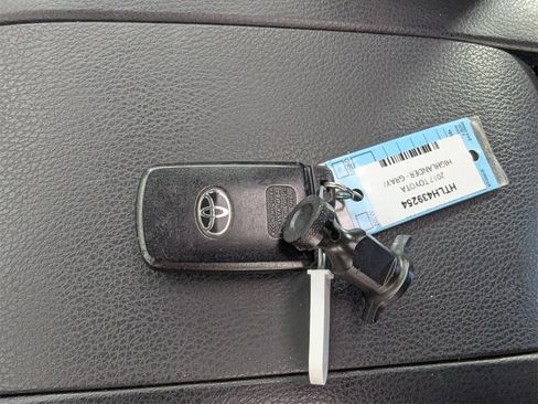 Used 2017 Toyota Highlander SE image 25