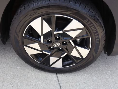 Used 2025 Hyundai Kona SEL FWD image 8