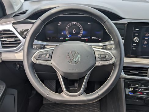 Used 2025 Volkswagen Taos SE w/ Panoramic Sunroof Package FWD image 24