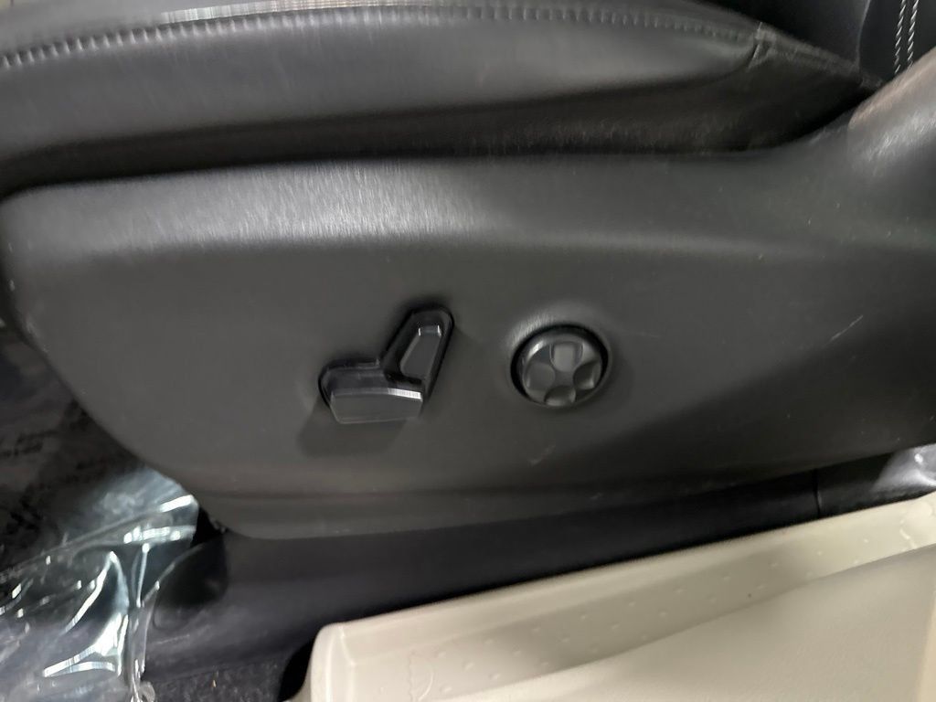 Used 2023 Chrysler Pacifica Touring-L FWD image 22
