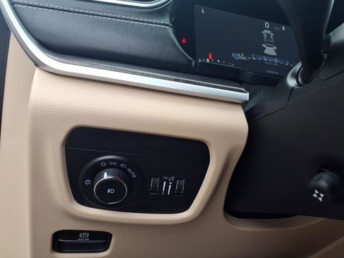 Used 2023 Jeep Grand Cherokee Limited w/ Luxury Tech Group II image 18