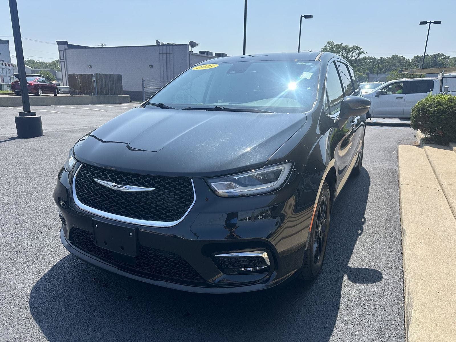 Used 2023 Chrysler Pacifica Touring-L FWD image 6