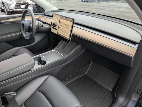 Used 2022 Tesla Model Y Long Range image 36