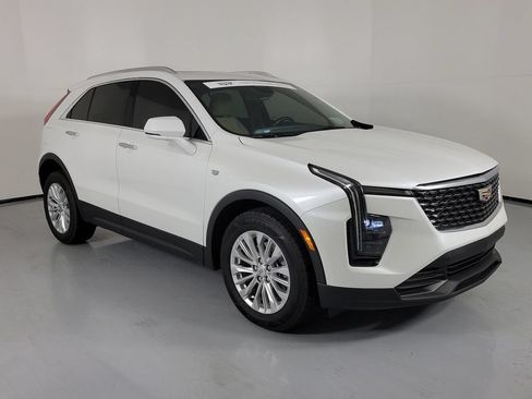 Certified 2024 Cadillac XT4 Luxury w/ Cold Weather Package FWD image 1