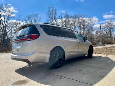 New 2026 Chrysler Pacifica Select w/ S Appearance Package FWD image 6