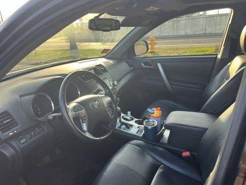 Used 2012 Toyota Highlander SE w/ Tow Pkg AWD/4WD image 10