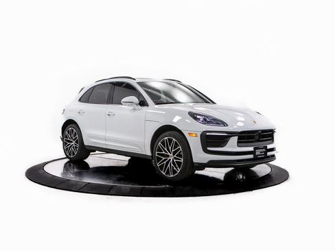 Certified 2024 Porsche Macan image 9