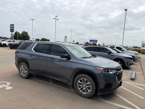 Used 2021 Chevrolet Traverse LS FWD image 1