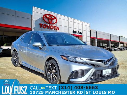 Used 2024 Toyota Camry SE image 1