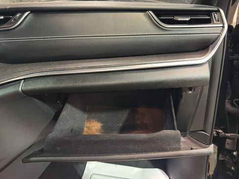 Used 2021 Jeep Grand Cherokee L Overland w/ Luxury Tech Group IV AWD/4WD image 24