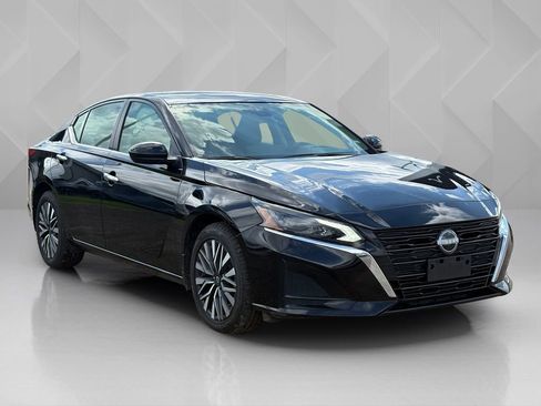 Used 2024 Nissan Altima 2.5 SV w/ SV Premium Package AWD/4WD image 3