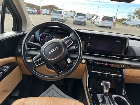 Used 2022 Kia Carnival EX image 19