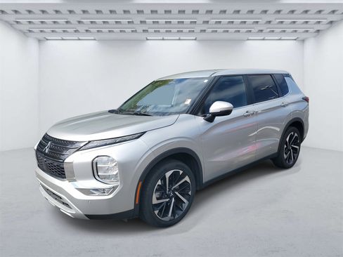 Used 2024 Mitsubishi Outlander SE image 2