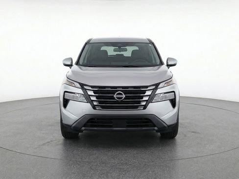 Used 2025 Nissan Rogue SV image 2