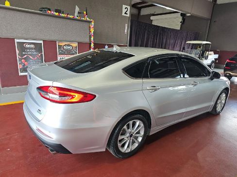 Used 2019 Ford Fusion SE FWD image 4