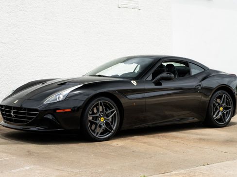 Used 2018 Ferrari California T RWD image 15