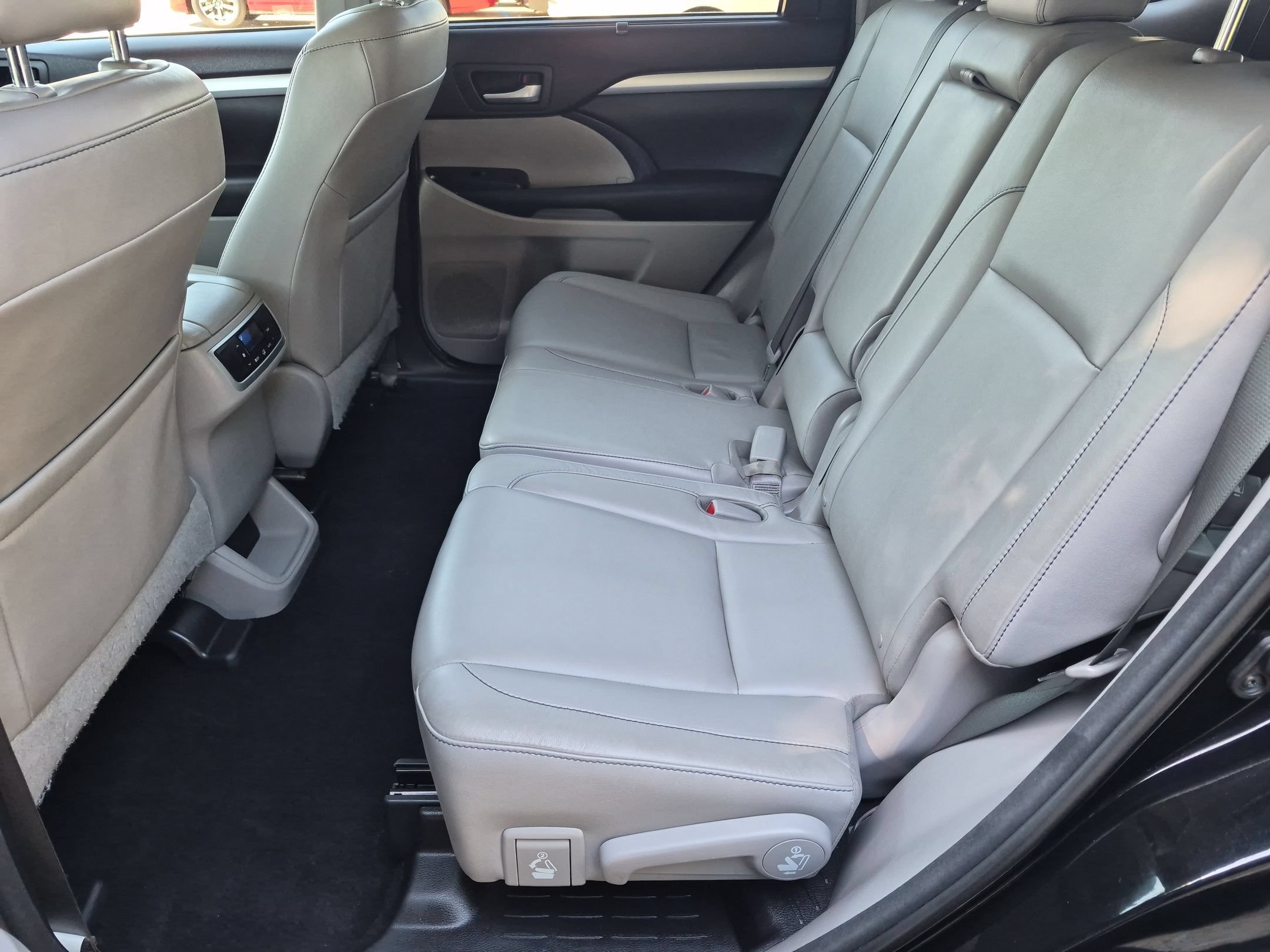 Used 2016 Toyota Highlander XLE AWD/4WD image 24