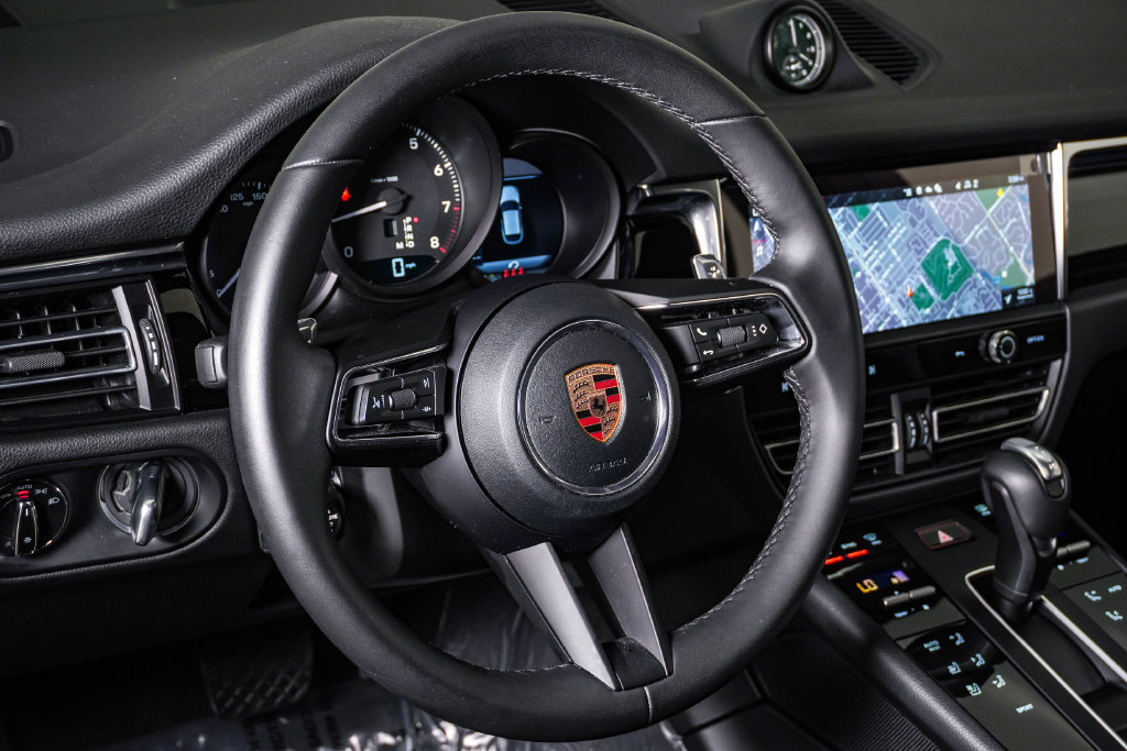 Certified 2026 Porsche Macan AWD/4WD image 18
