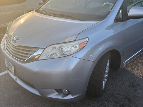Used 2013 Toyota Sienna XLE w/ Premium Pkg FWD image 3