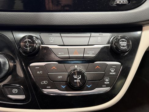 Used 2024 Chrysler Voyager LX image 17