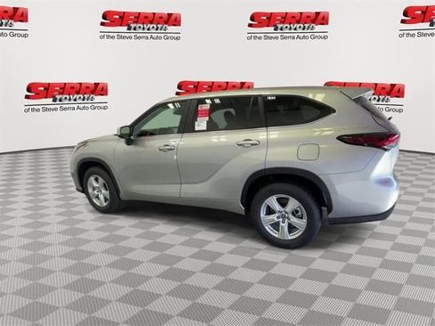 Used 2024 Toyota Highlander LE FWD image 7