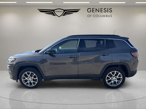 Used 2023 Jeep Compass Latitude w/ Sun and Sound Group AWD/4WD image 2