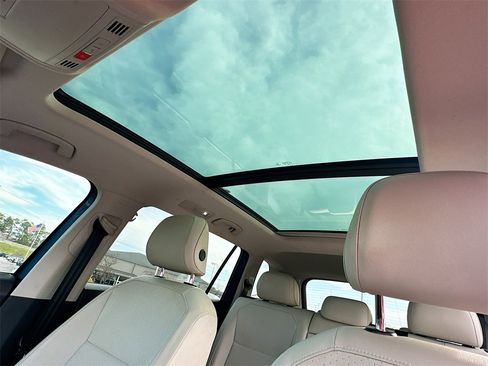 Used 2020 Volkswagen Tiguan SE image 11