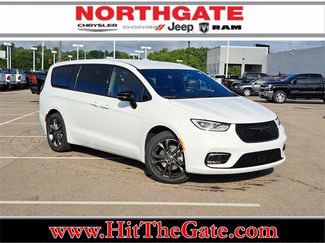 New 2026 Chrysler Pacifica Select image 1