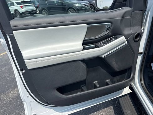 Used 2025 Ford Expedition Max Platinum w/ Driver's Package AWD/4WD image 32