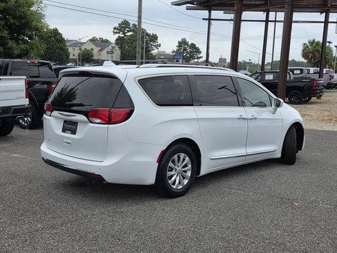 Used 2019 Chrysler Pacifica Touring-L FWD image 6