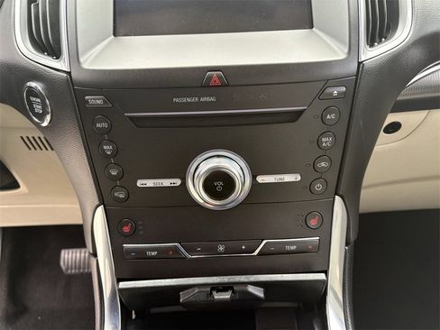 Used 2019 Ford Edge Titanium image 27