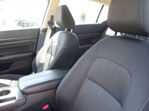 Used 2025 Nissan Altima 2.5 SV FWD image 14