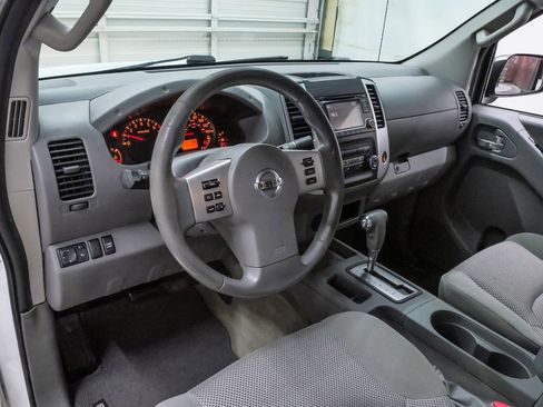 Used 2016 Nissan Frontier SV image 2