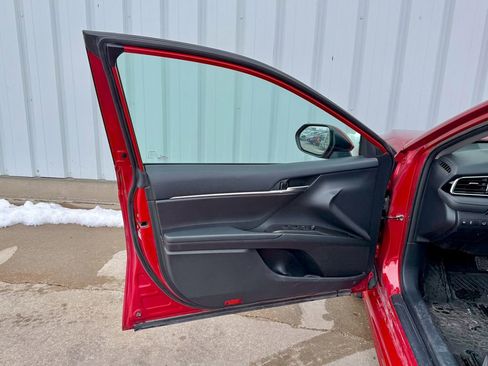 Used 2021 Toyota Camry SE w/ Cold Weather Package image 14