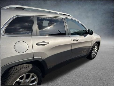 Used 2018 Jeep Cherokee Latitude Plus FWD image 8