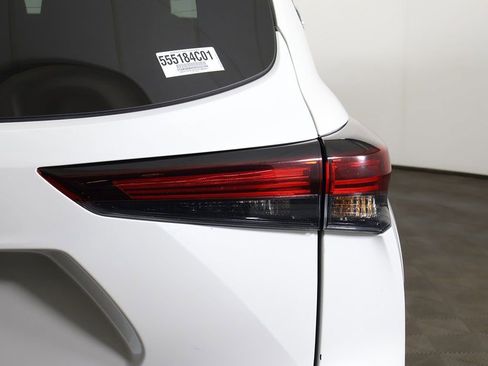 Used 2024 Toyota Highlander LE image 15