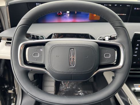 New 2025 Lincoln Nautilus Premier image 17